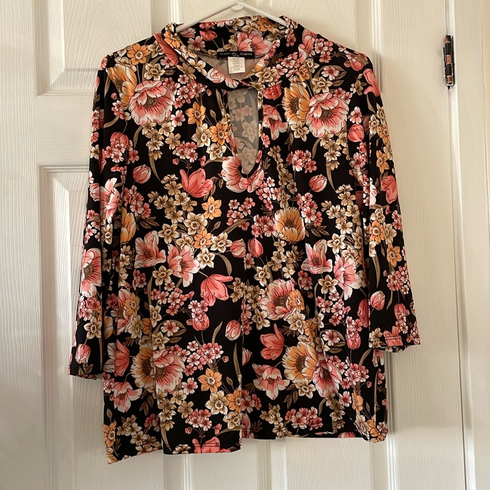 Adorable mock neck floral top with cutout